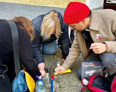 Der Stolperstein in der Finnländischen Straße erinnert an die Köchin Recha Witt.